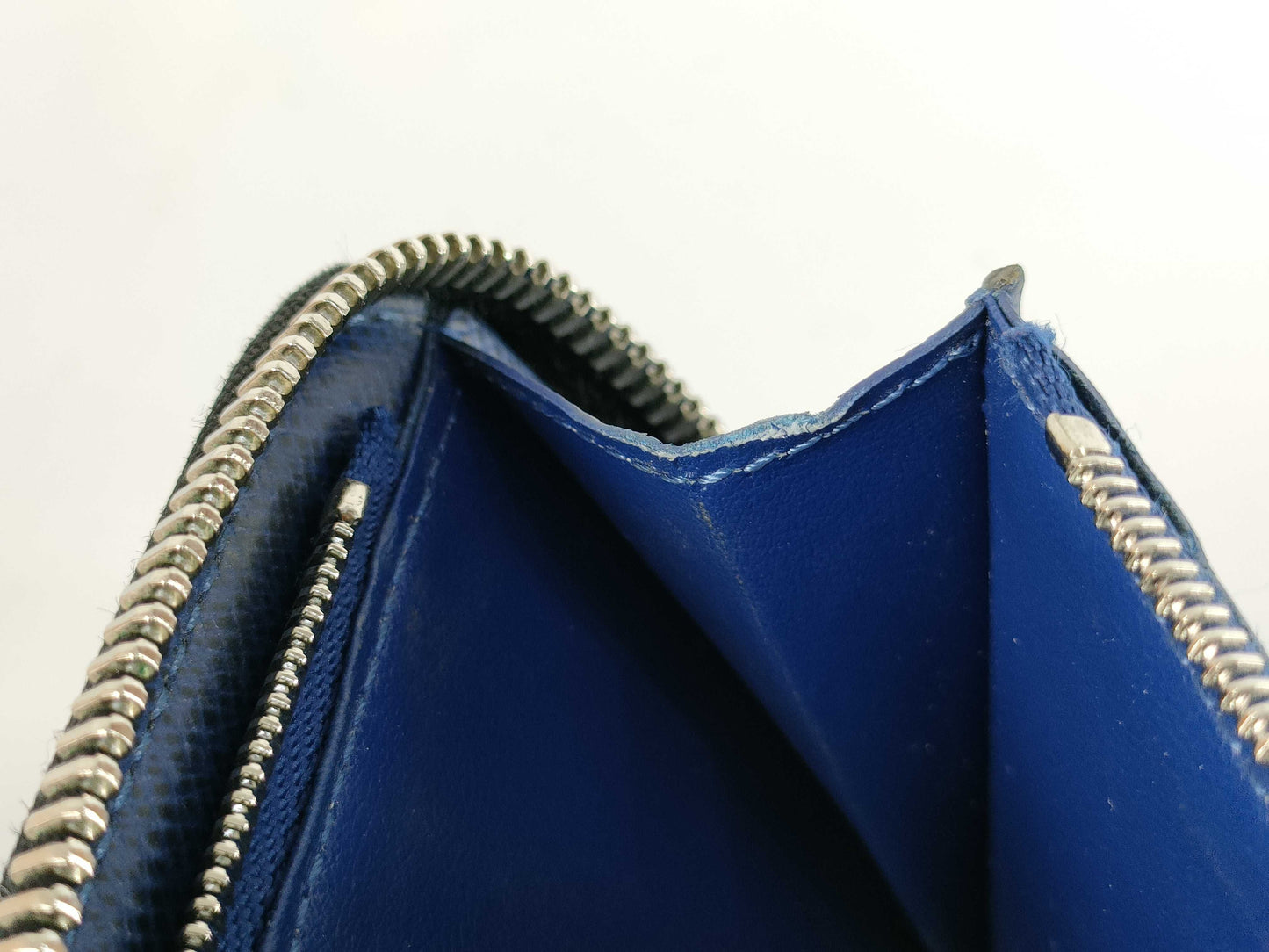 LOUIS VUITTON Vertical Wallet