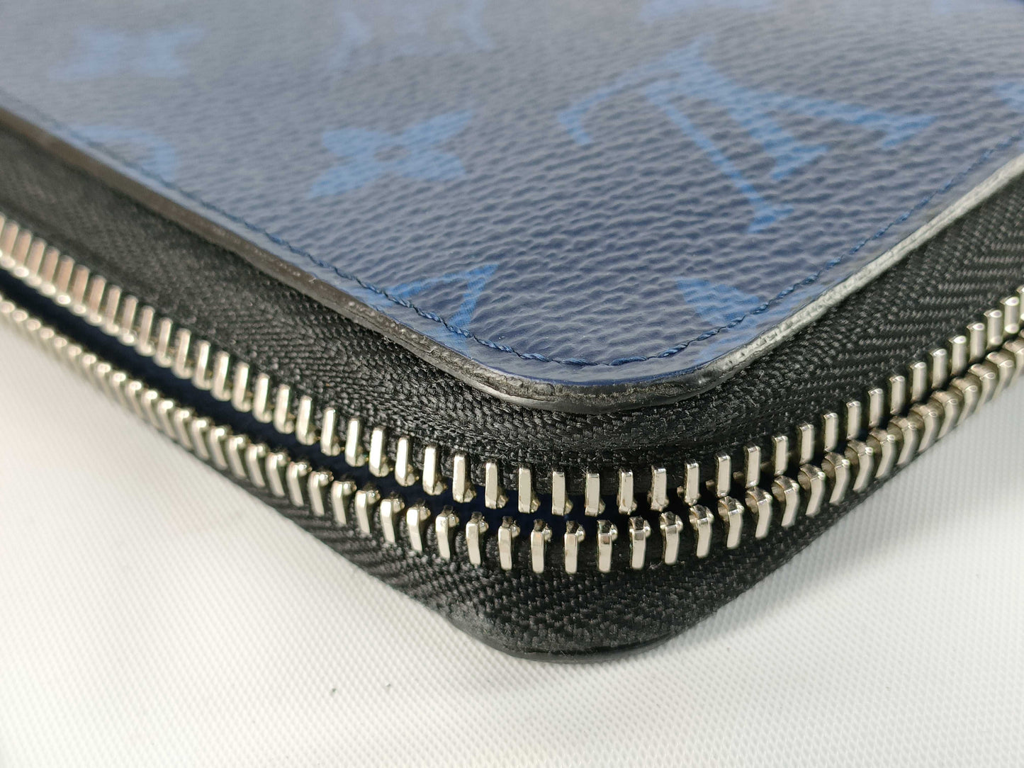 LOUIS VUITTON Vertical Wallet