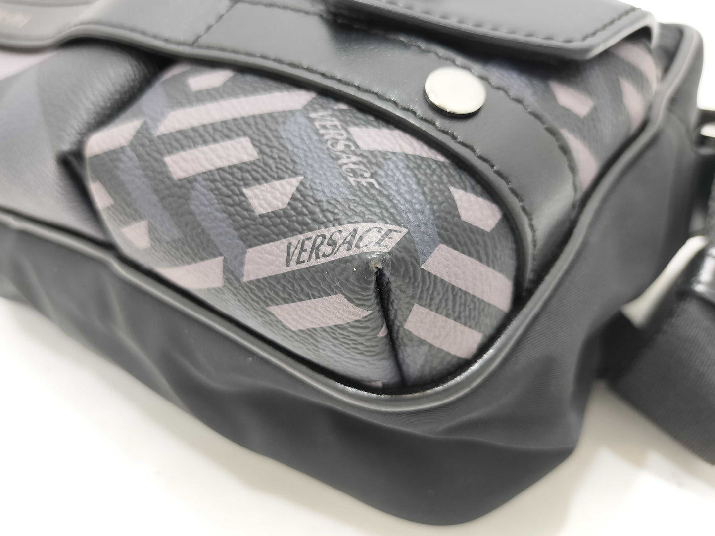 VERSACE ID - Versace Leather/Nylon Greca Signature Messenger Bag, Black, 25 cm, Shoulder Bag