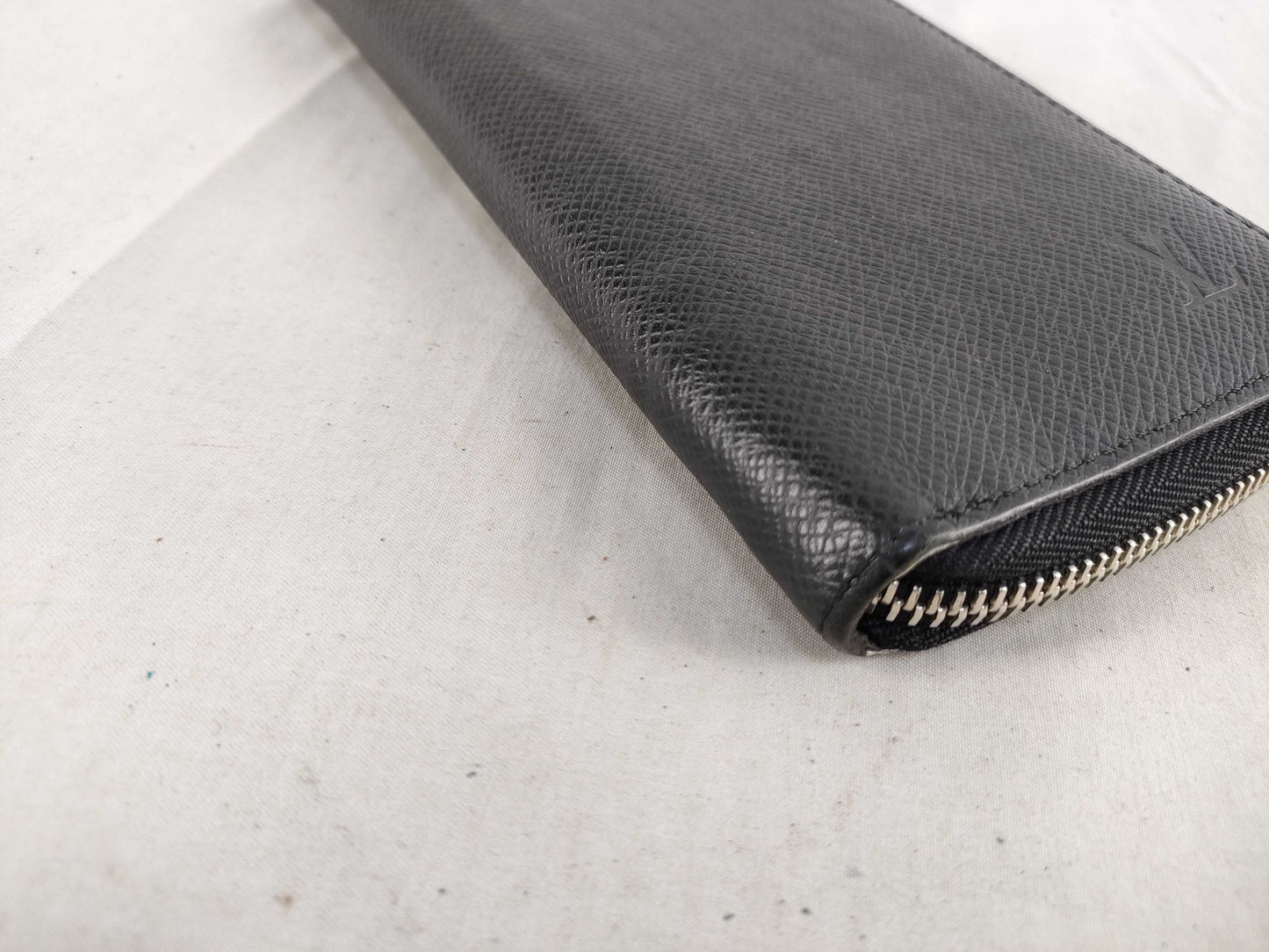 LOUIS VUITTON Taiga Zippy Wallet Vertical Ardoise M32822 CA5105 Wallet