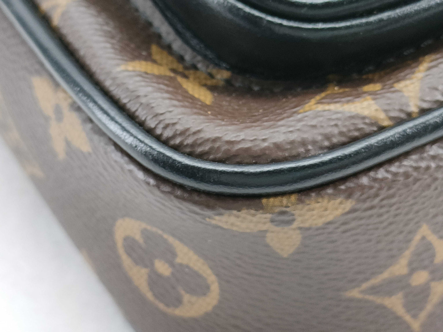 LOUIS VUITTON M69404 Louis Vuitton Macassar Christopher Wearable Wallet M69404 RFID Shoulder Bag