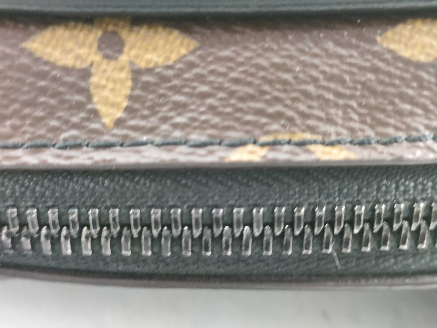 LOUIS VUITTON M69404 Louis Vuitton Macassar Christopher Wearable Wallet M69404 RFID Shoulder Bag