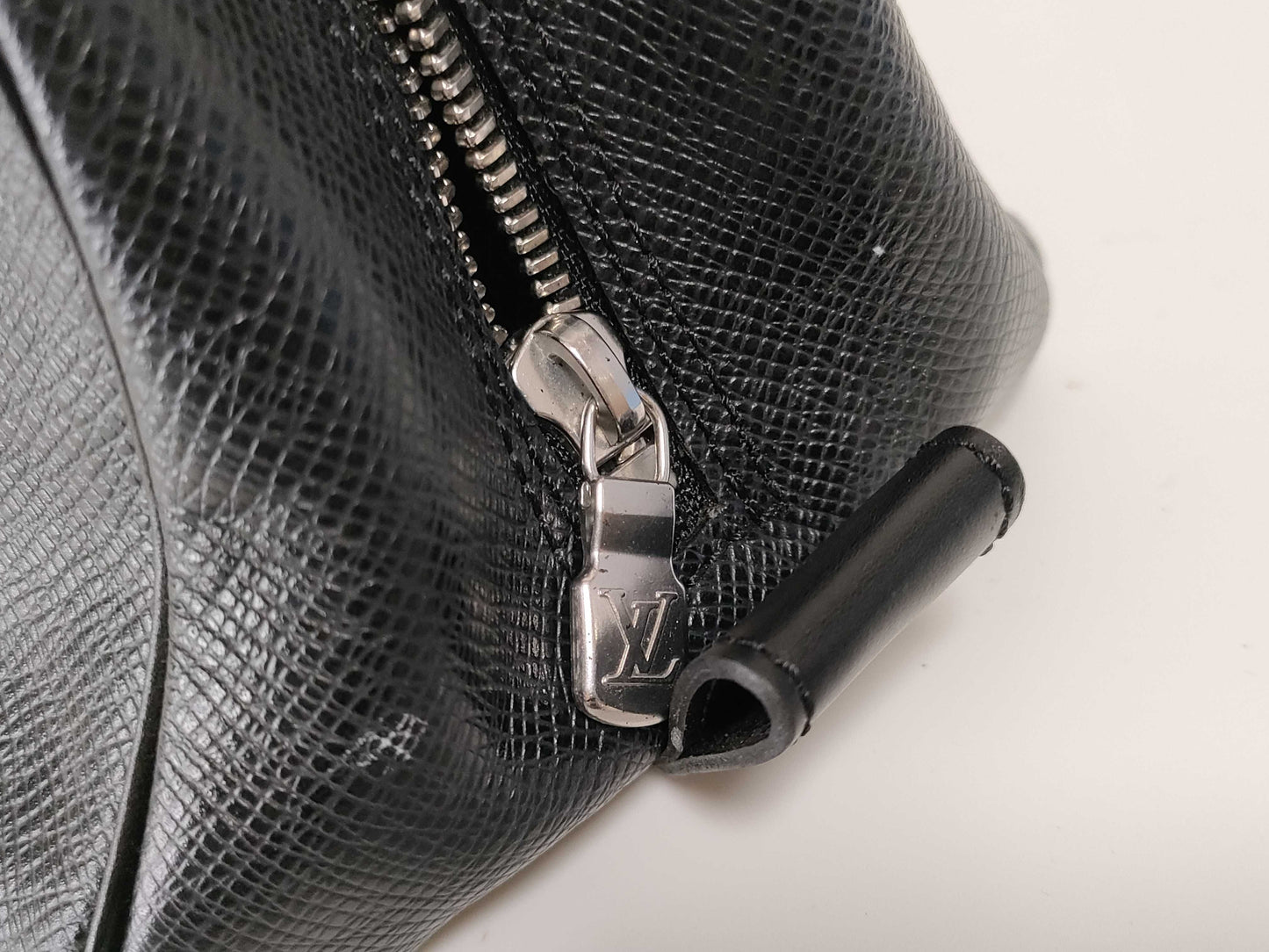 LOUIS VUITTON M30222 Taiga LOUISVUITTON Louis Vuitton Second Bag Taiga Black M30222 Pouch