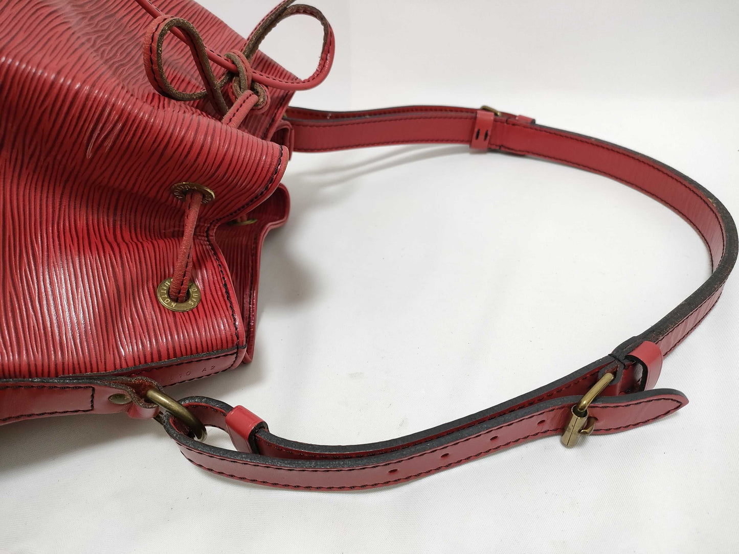 LOUIS VUITTON M5900E Epi Noe Drawstring Shoulder Bag in Castilian Red