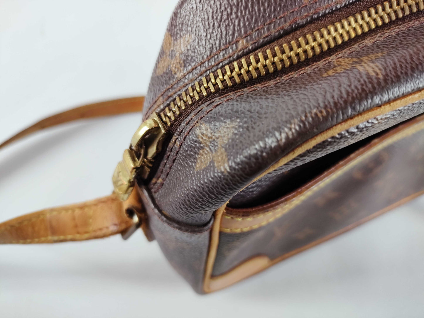 LOUIS VUITTON Monogram Louis Vuitton Shoulder Bag