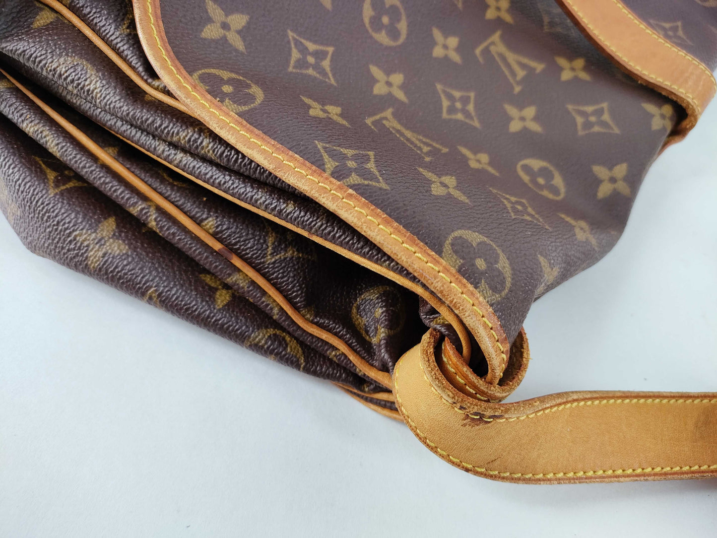 LOUIS VUITTON Monogram Louis Vuitton Shoulder Bag