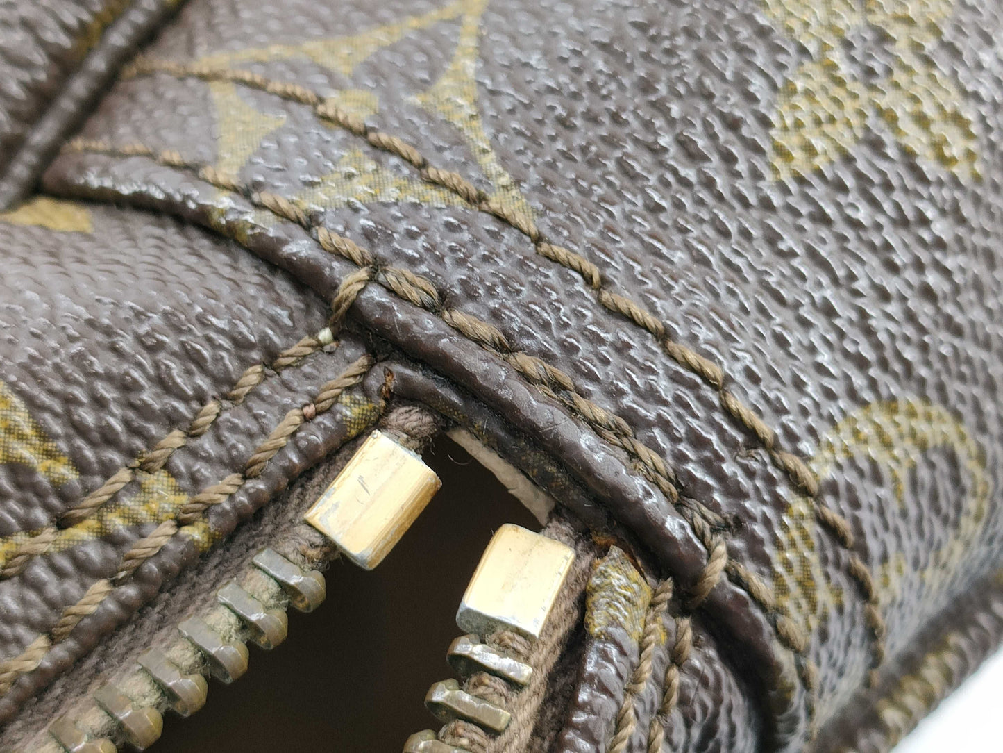 LOUIS VUITTON M47522 Monogram True Towel 28 M47522 Pouch