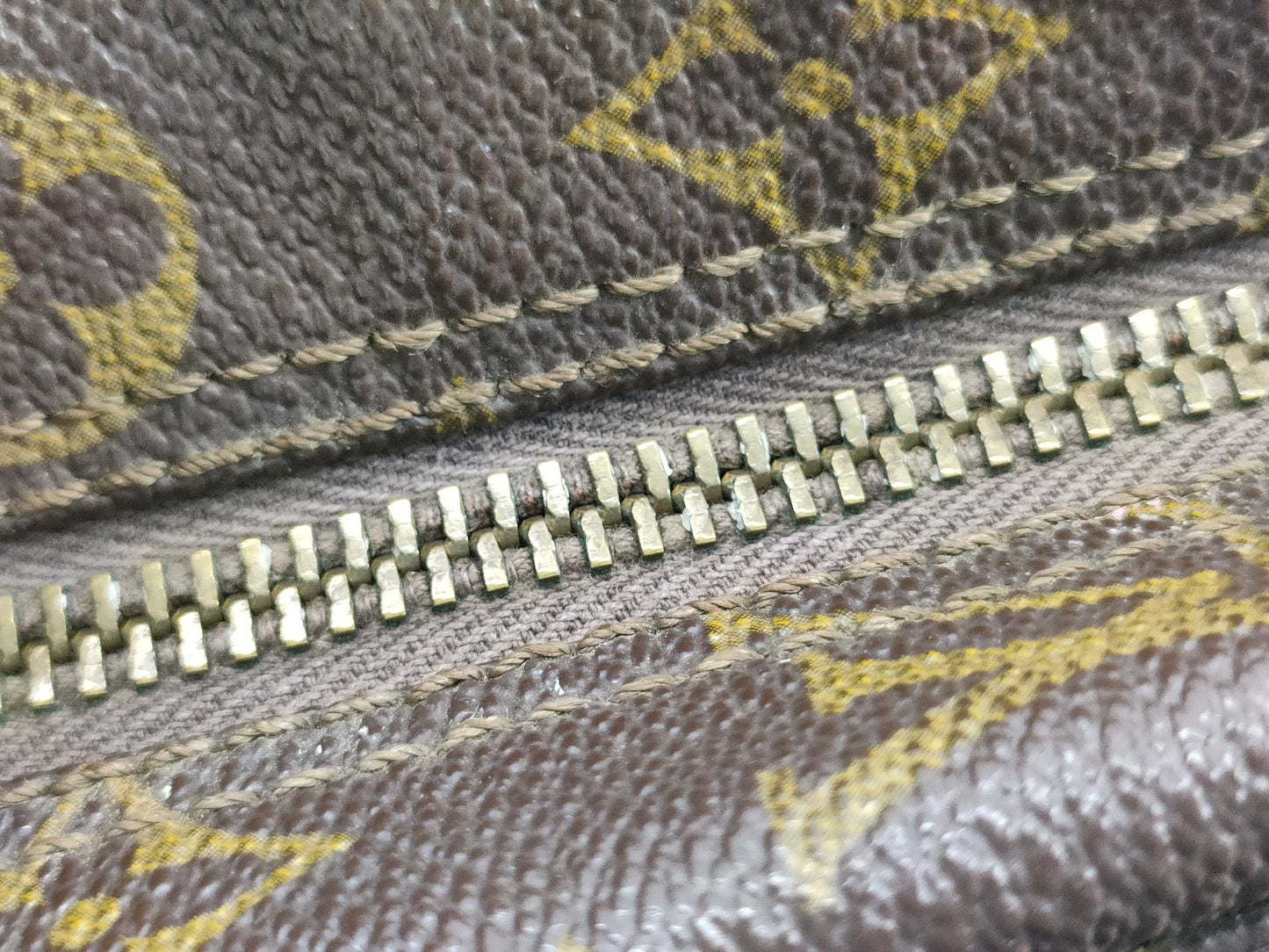 LOUIS VUITTON M47522 Monogram True Towel 28 M47522 Pouch