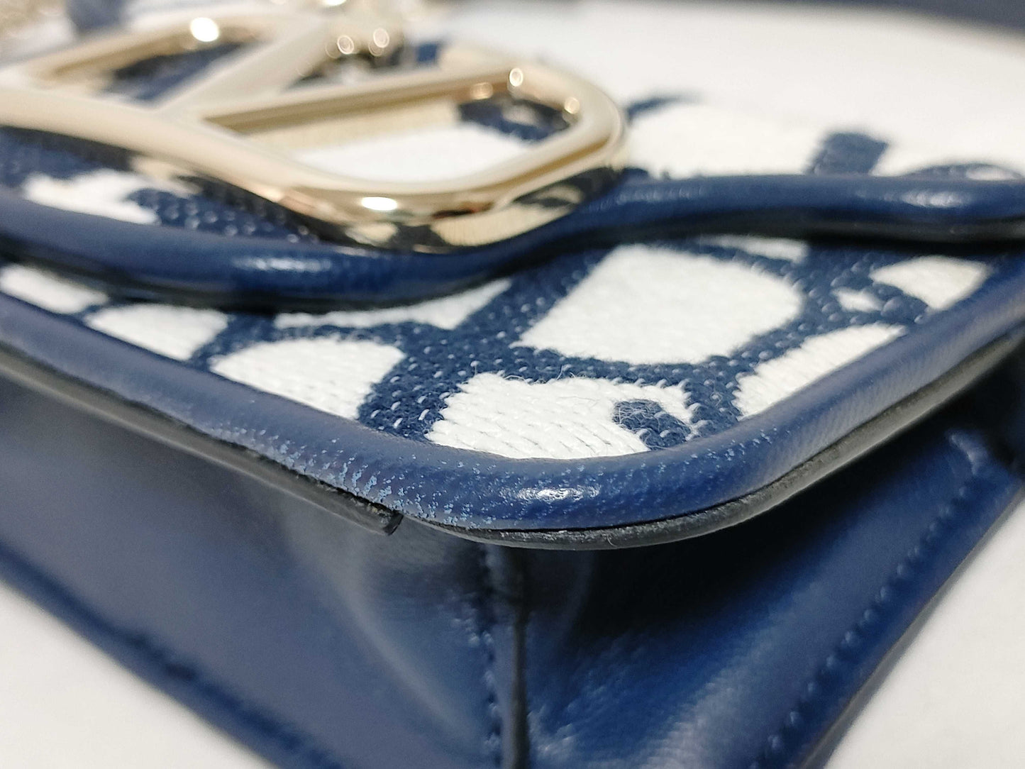 VALENTINO VALENTINO GARAVANI Loco Micro Chain Bag Pouch