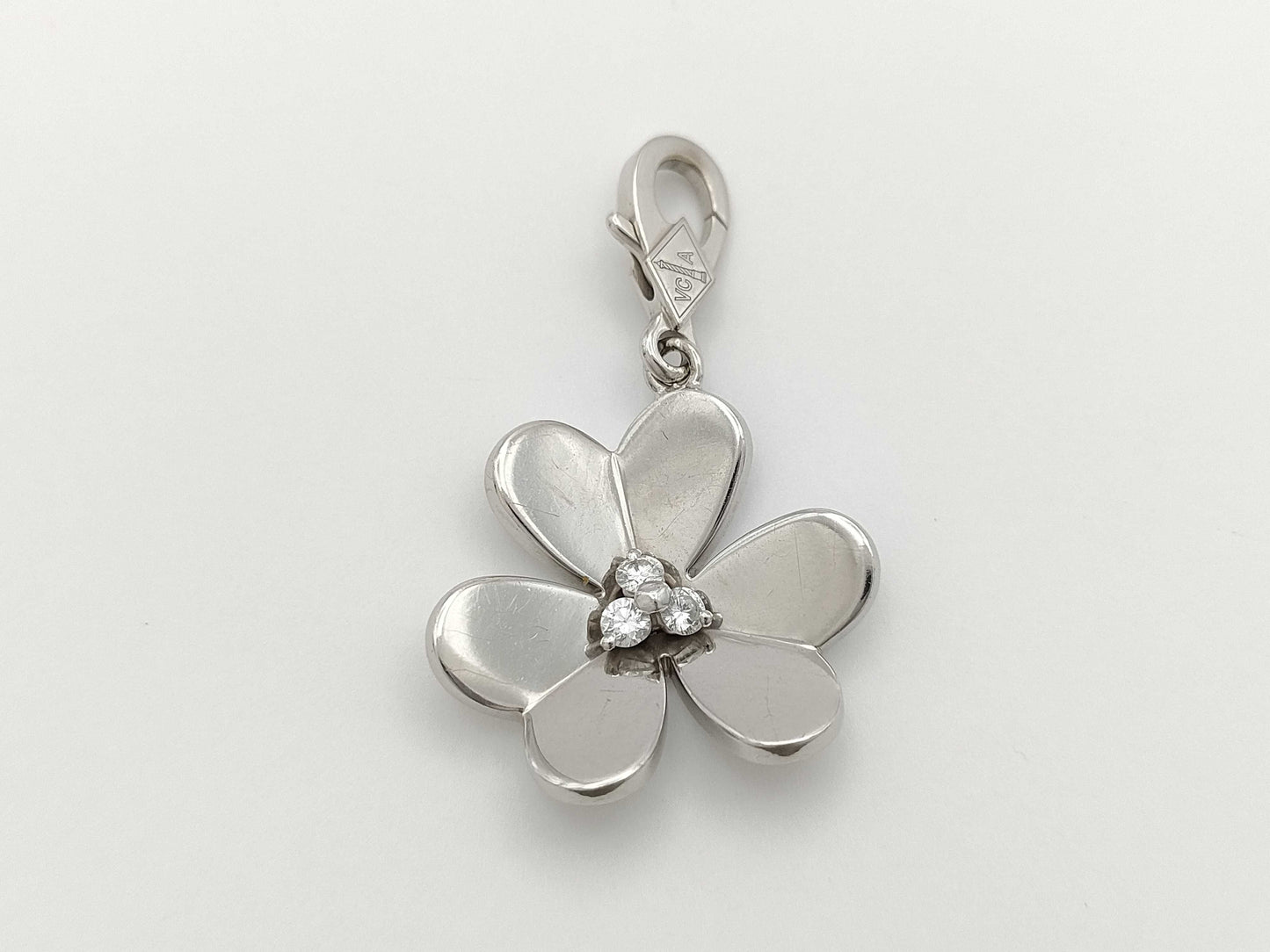 Van Cleef & Arpels Frivole 3PD White Gold 750 6.1g Pendant Top