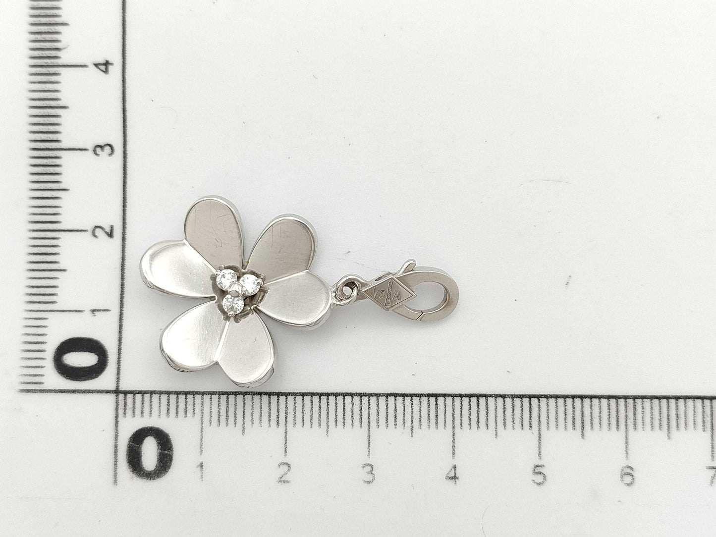 Van Cleef & Arpels Frivole 3PD White Gold 750 6.1g Pendant Top
