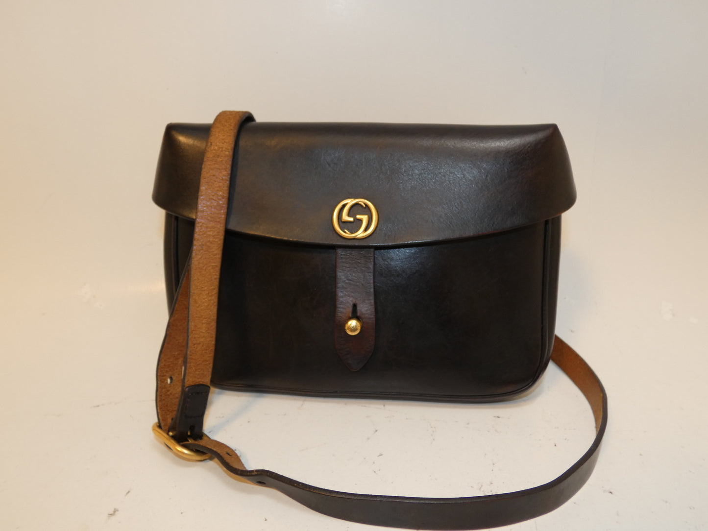 GUCCI All Leather Vintage Interlocking Dark Brown Shoulder Bag