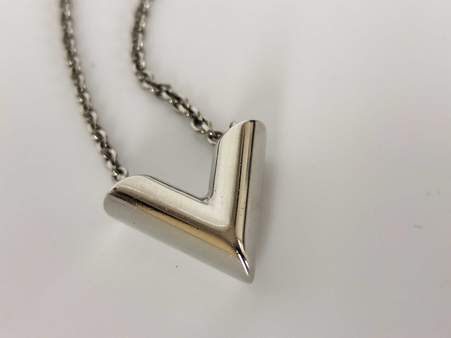 LOUIS VUITTON M63197 Louis Vuitton Essential V Necklace M63197 Necklace