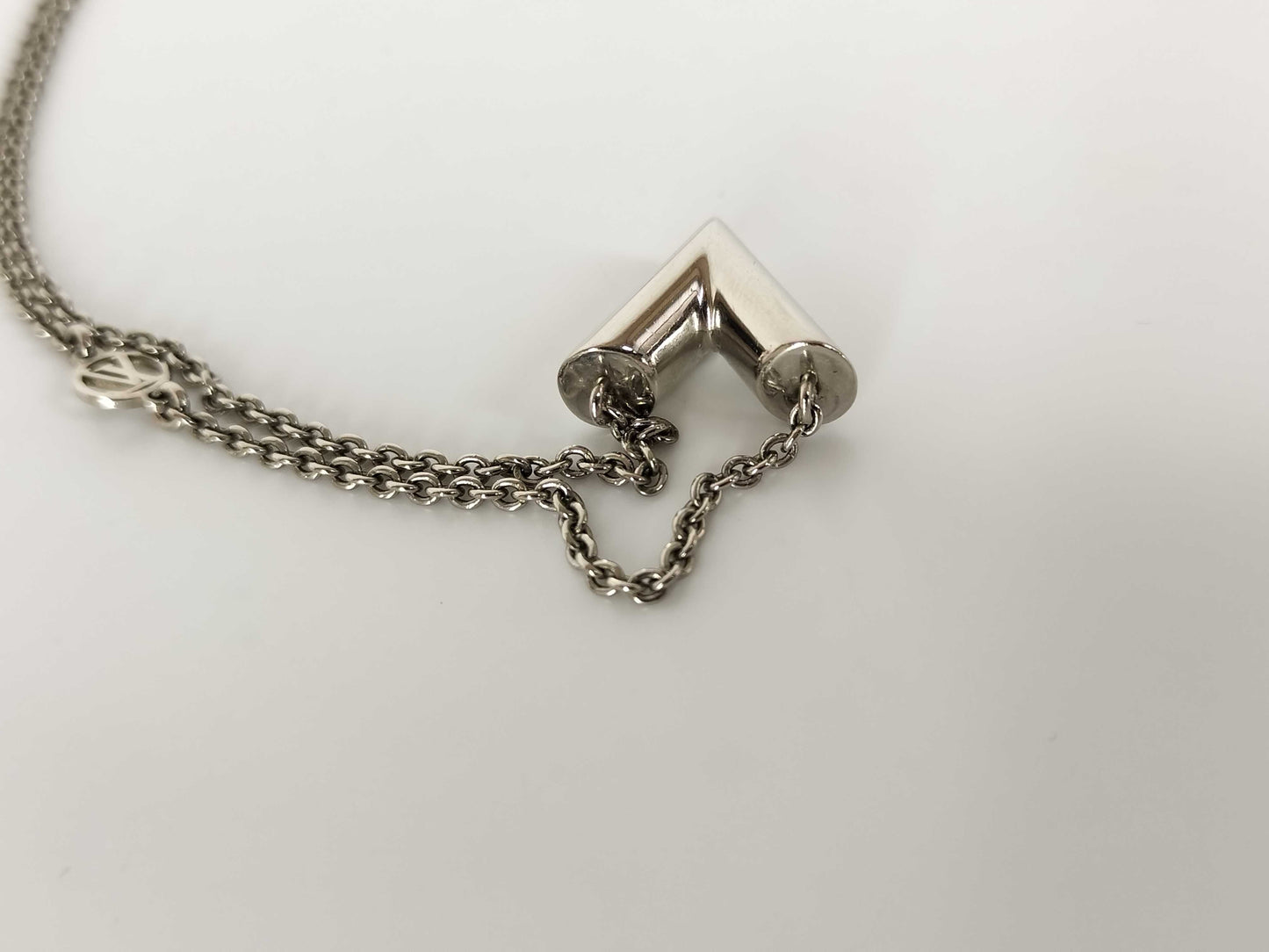 LOUIS VUITTON M63197 Louis Vuitton Essential V Necklace M63197 Necklace