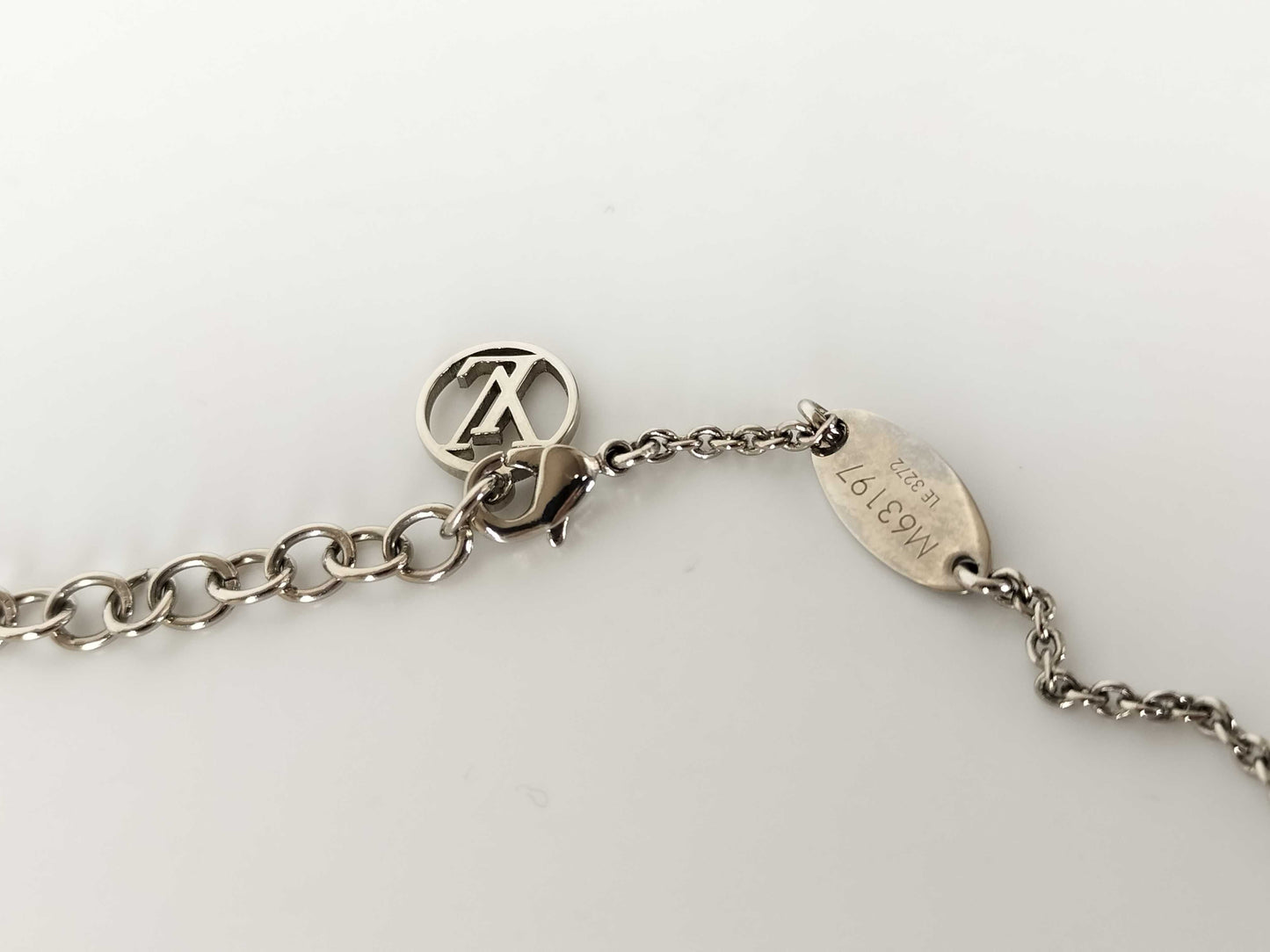 LOUIS VUITTON M63197 Louis Vuitton Essential V Necklace M63197 Necklace