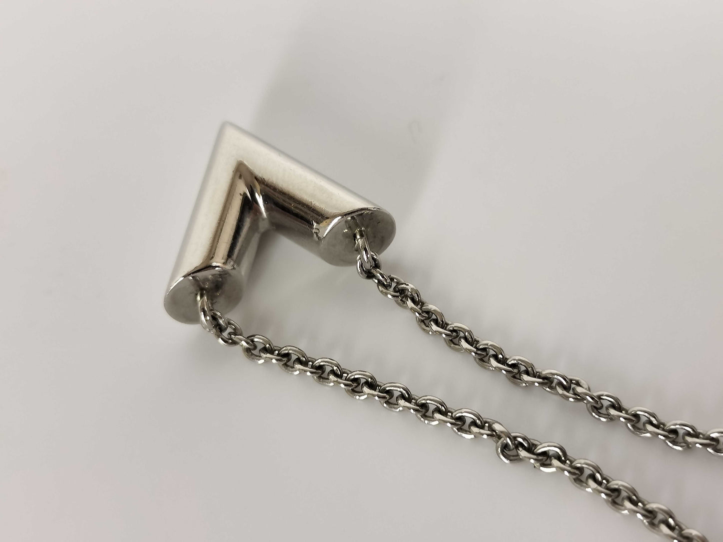 LOUIS VUITTON M63197 Louis Vuitton Essential V Necklace M63197 Necklace
