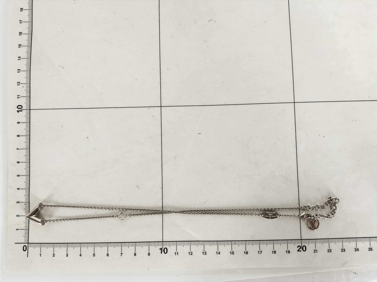 LOUIS VUITTON M63197 Louis Vuitton Essential V Necklace M63197 Necklace