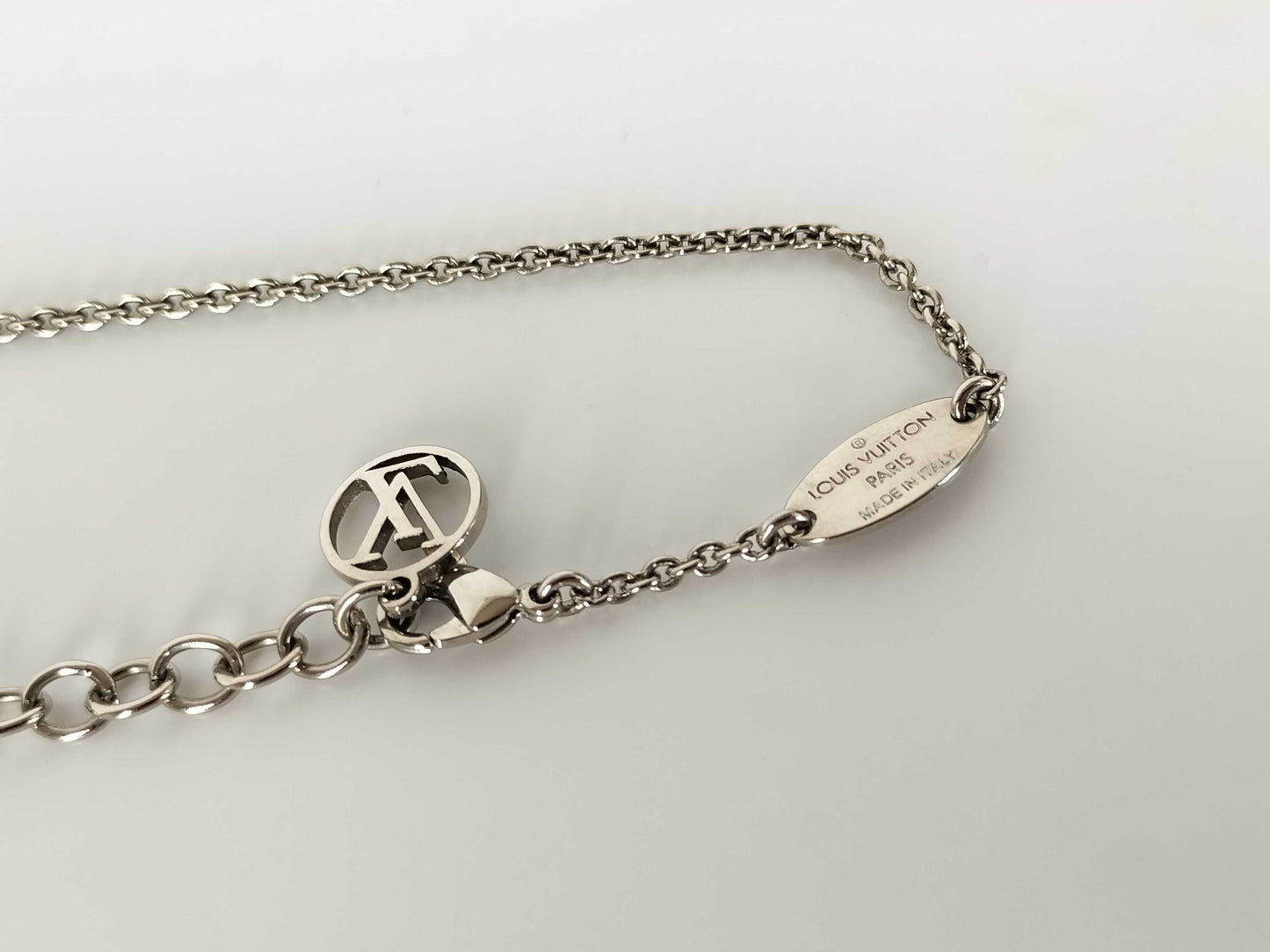 LOUIS VUITTON M63197 Louis Vuitton Essential V Necklace M63197 Necklace