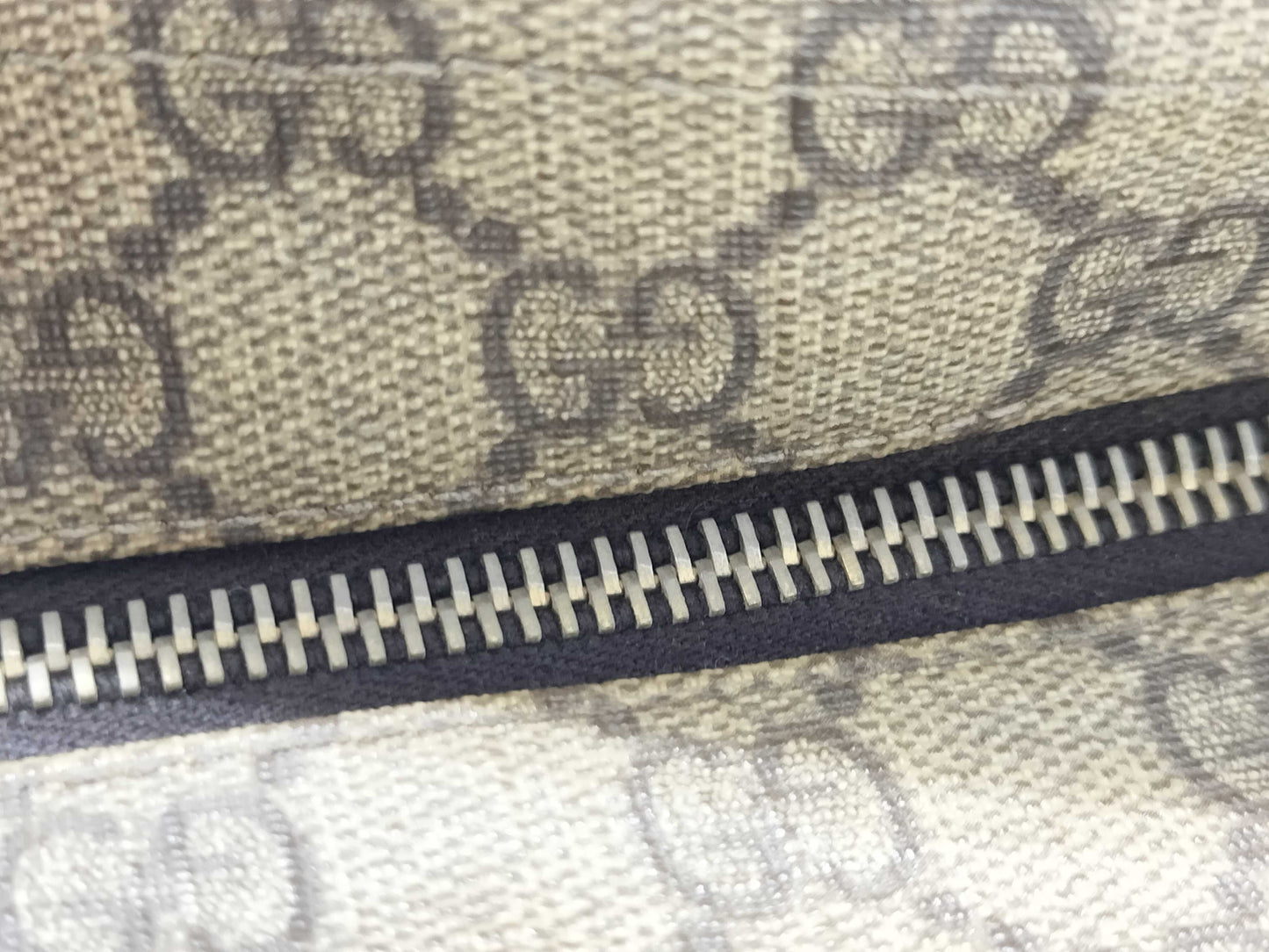 GUCCI GG Supreme Shoulder Bag
