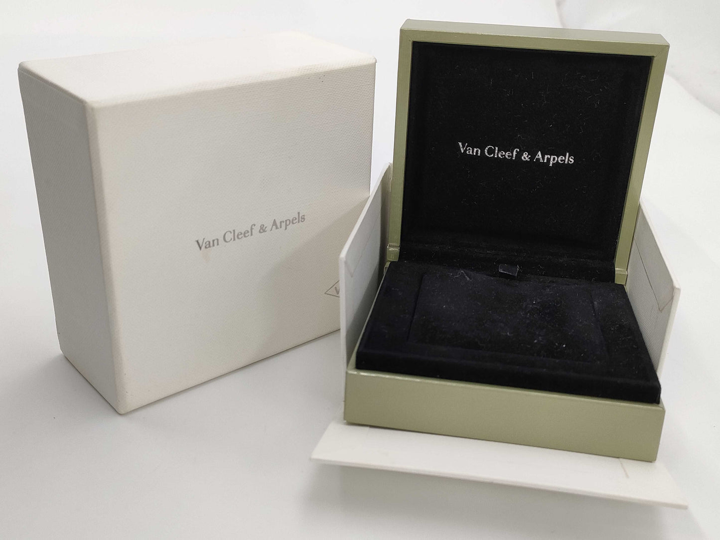 Van Cleef & Arpels Vintage Alhambra Mother-of-Pearl Necklace in Yellow Gold and Au750, 5.2g