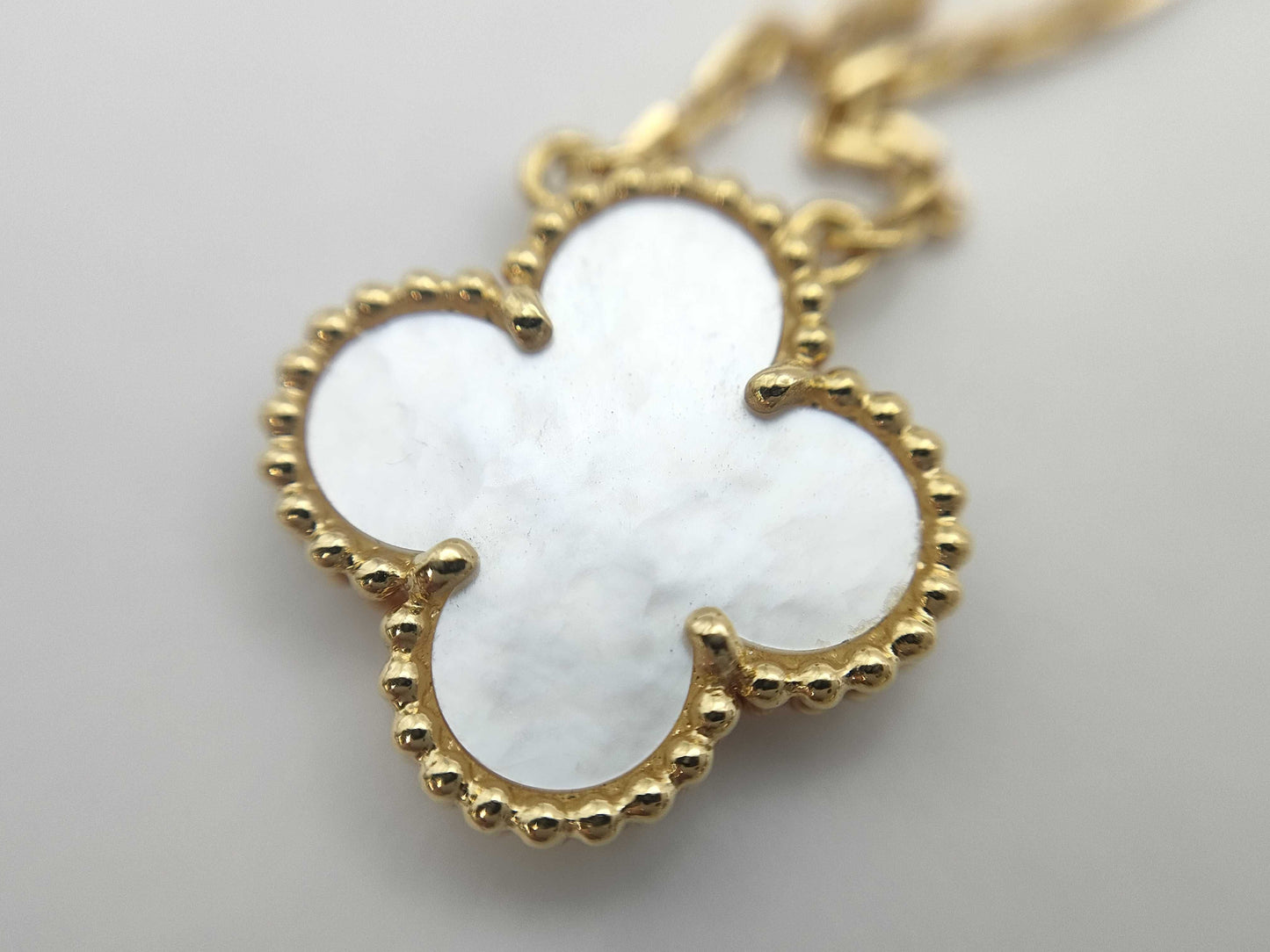 Van Cleef & Arpels Vintage Alhambra Mother-of-Pearl Necklace in Yellow Gold and Au750, 5.2g