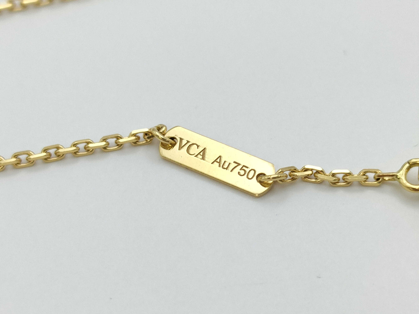 Van Cleef & Arpels Vintage Alhambra Mother-of-Pearl Necklace in Yellow Gold and Au750, 5.2g