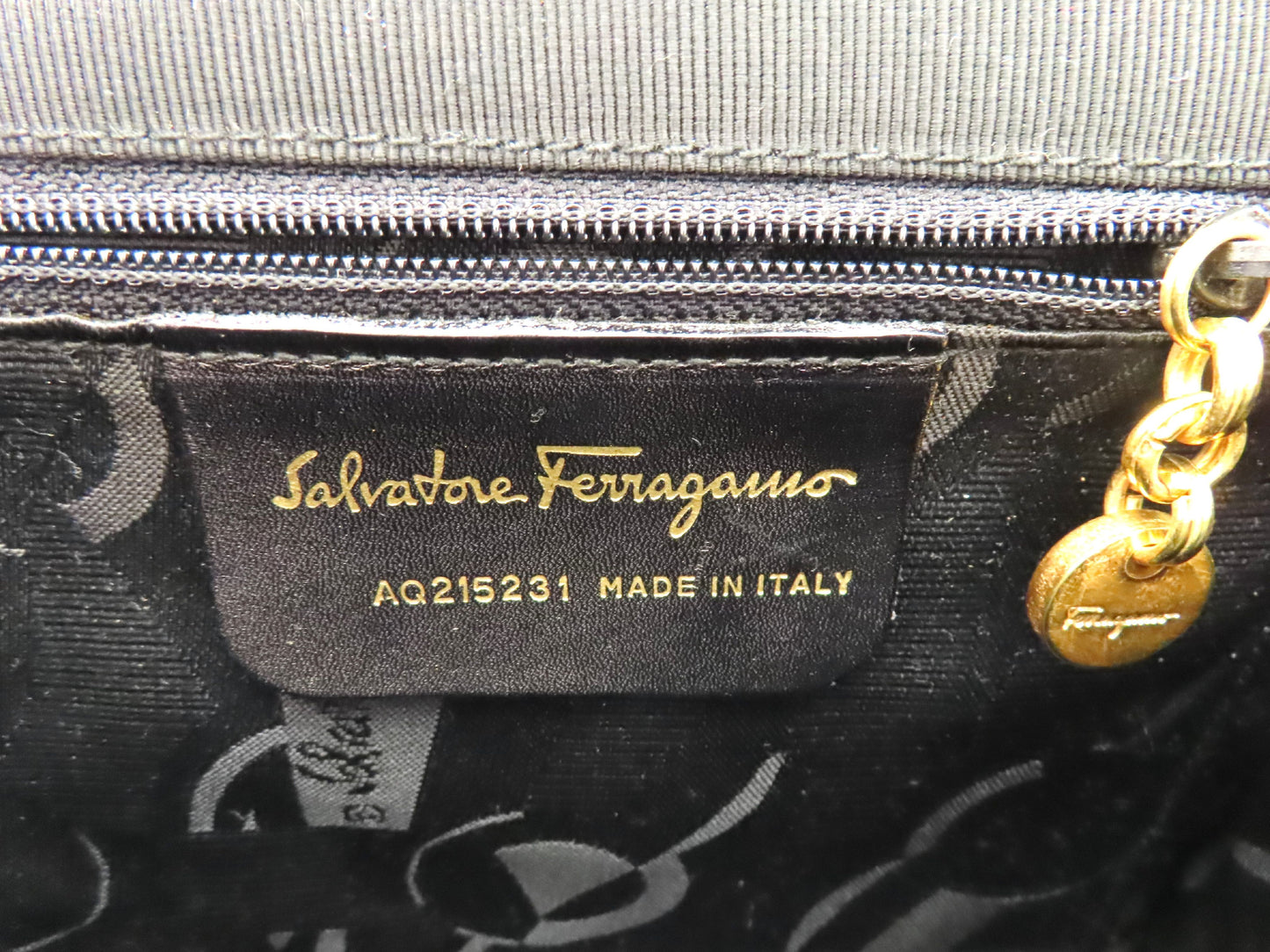 Salvatore Ferragamo Vara Ribbon Nylon Canvas Shoulder Bag AQ215231 Black Shoulder Bag