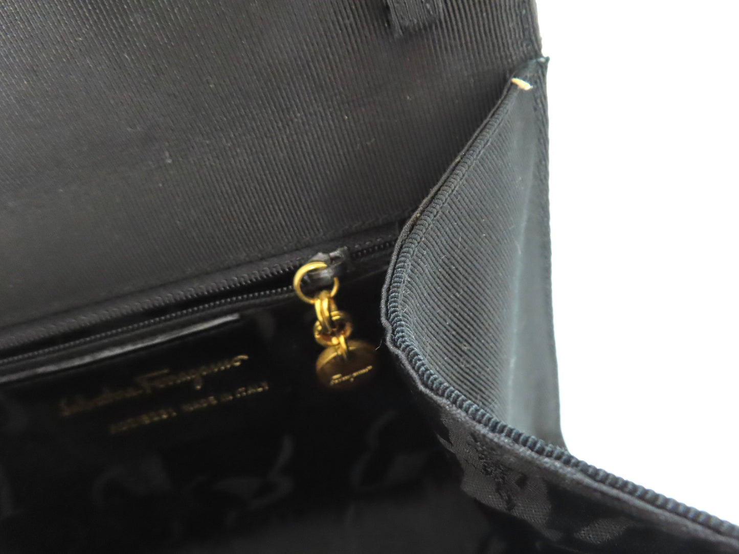 Salvatore Ferragamo Vara Ribbon Nylon Canvas Shoulder Bag AQ215231 Black Shoulder Bag