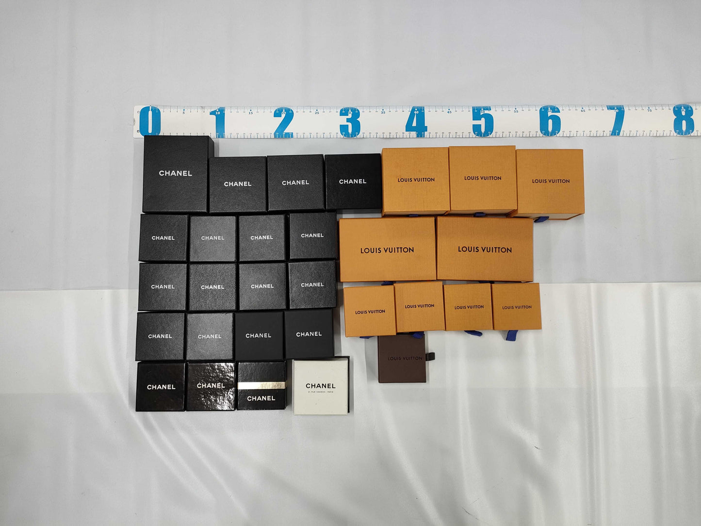 20 empty CHANEL boxes x 10 empty Louis Vuitton boxes, total 30 boxes