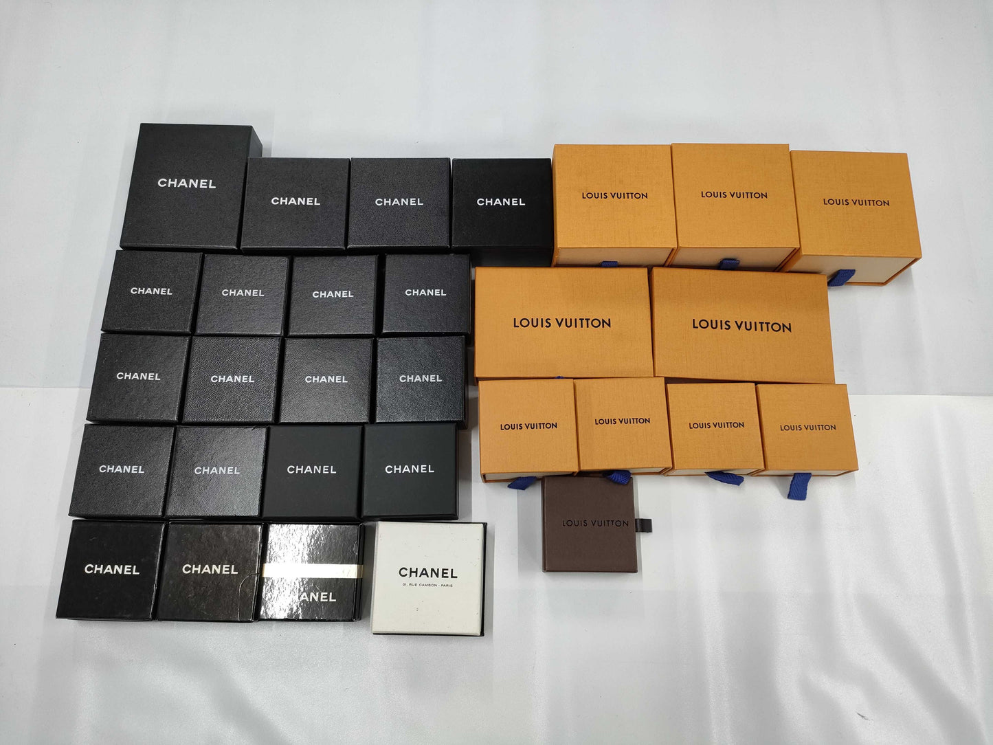 20 empty CHANEL boxes x 10 empty Louis Vuitton boxes, total 30 boxes