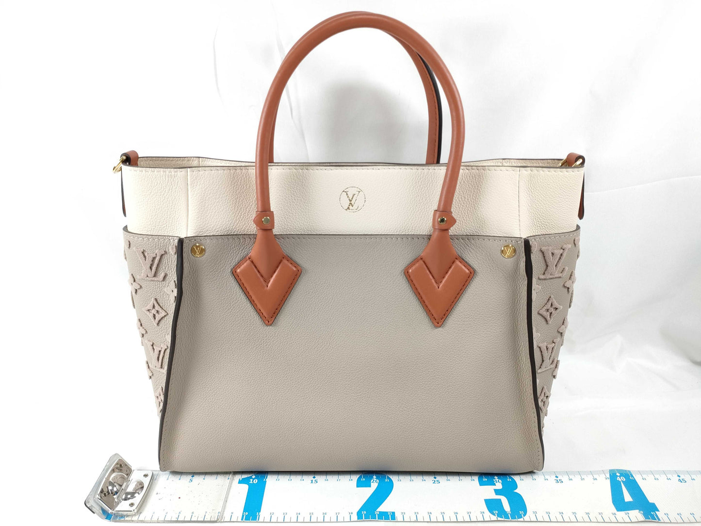 LOUIS VUITTON RFID Verified, Serial Unverifiable. Louis Vuitton On My Side MM Galle 2-Way Handbag/Shoulder Bag M53825.