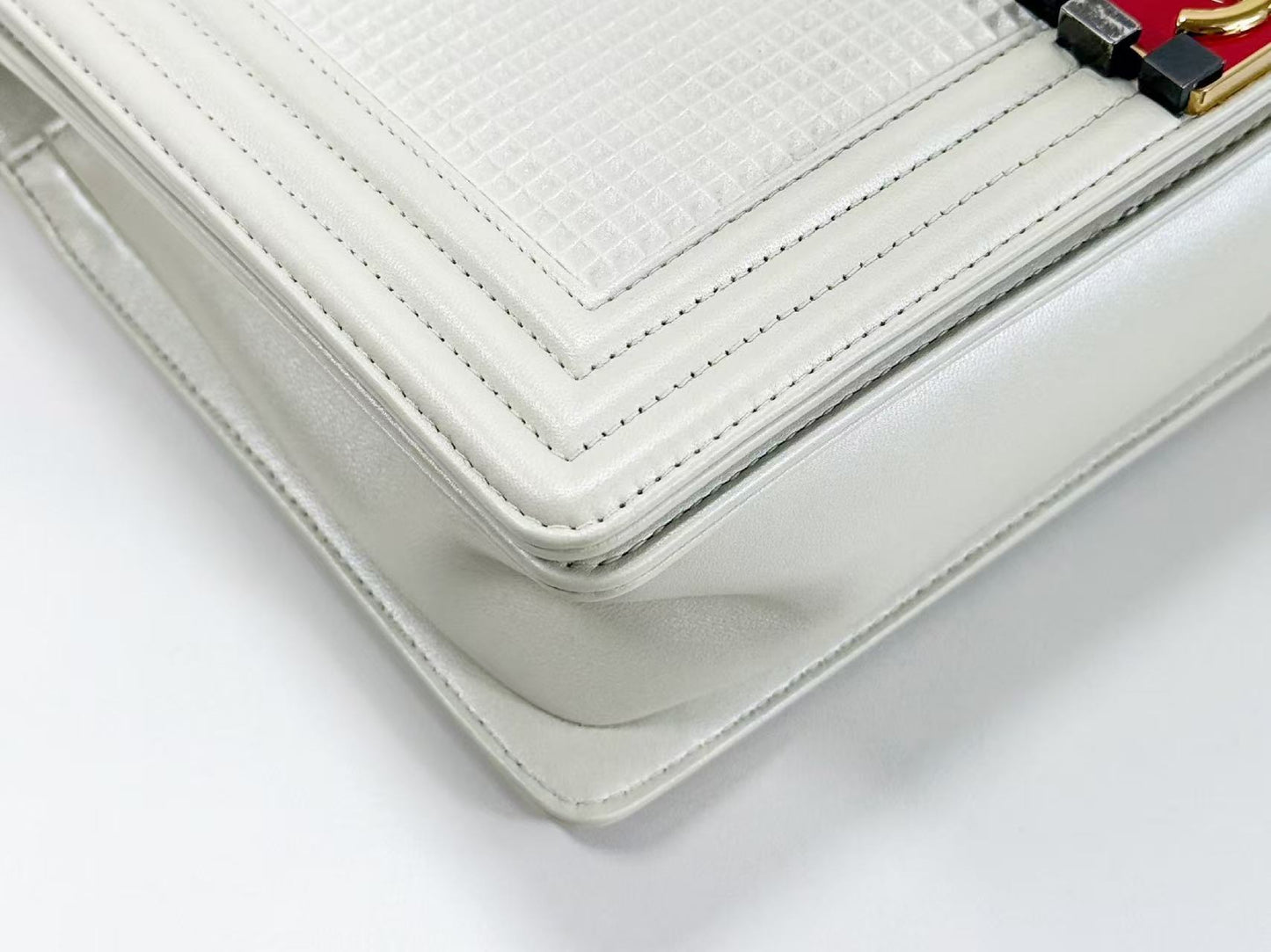 CHANEL Boy Bicolor White Shoulder Bag, W28cm , Gold Hardware, with G Card and Sticker, 18881219