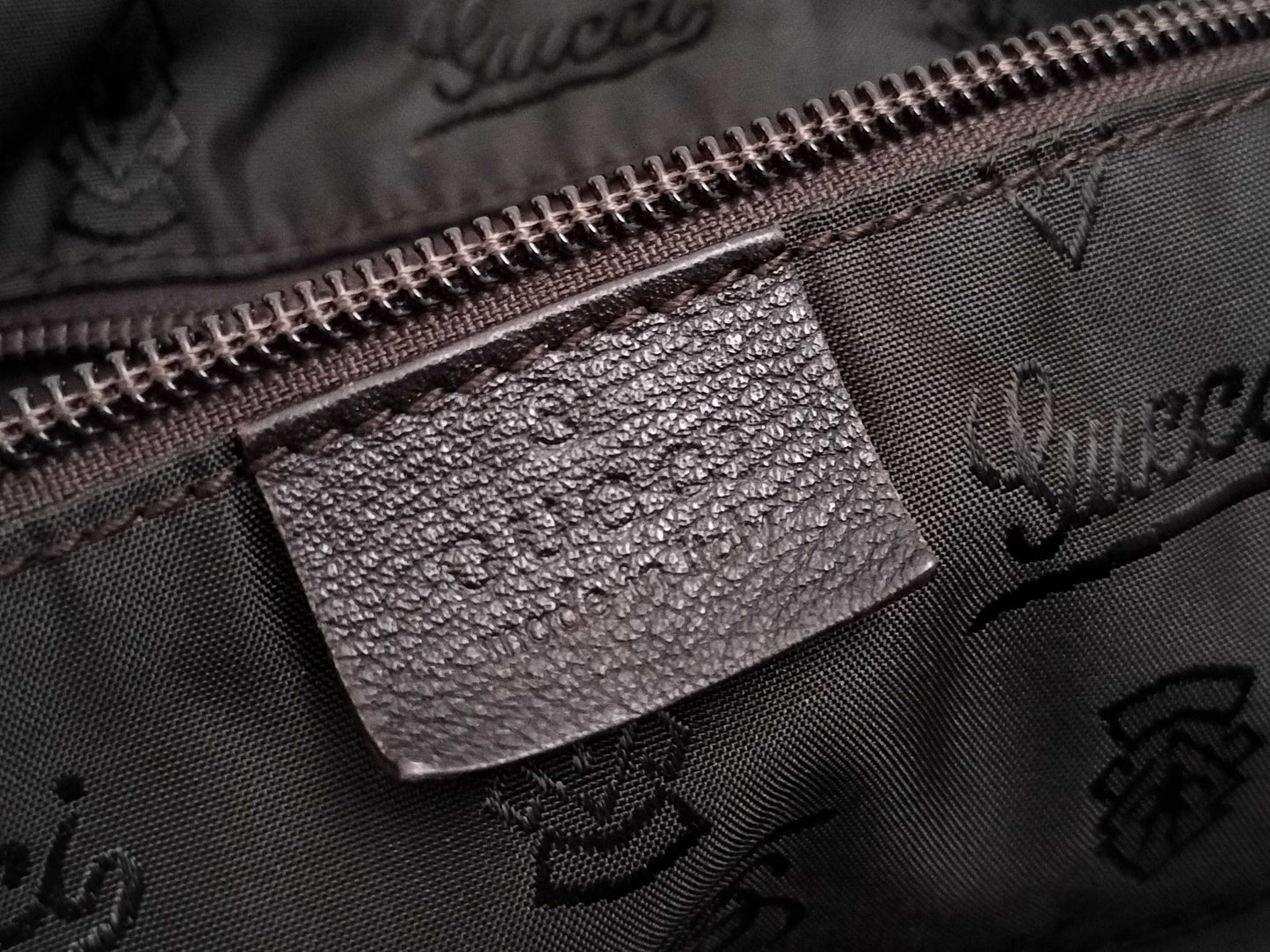 GUCCI Guccissima 2-way Boston bag with GG pattern and 206500 leather.