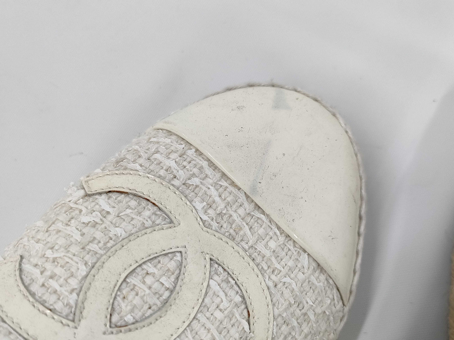 CHANEL Tweed x Patent Leather Size 35 Sneakers