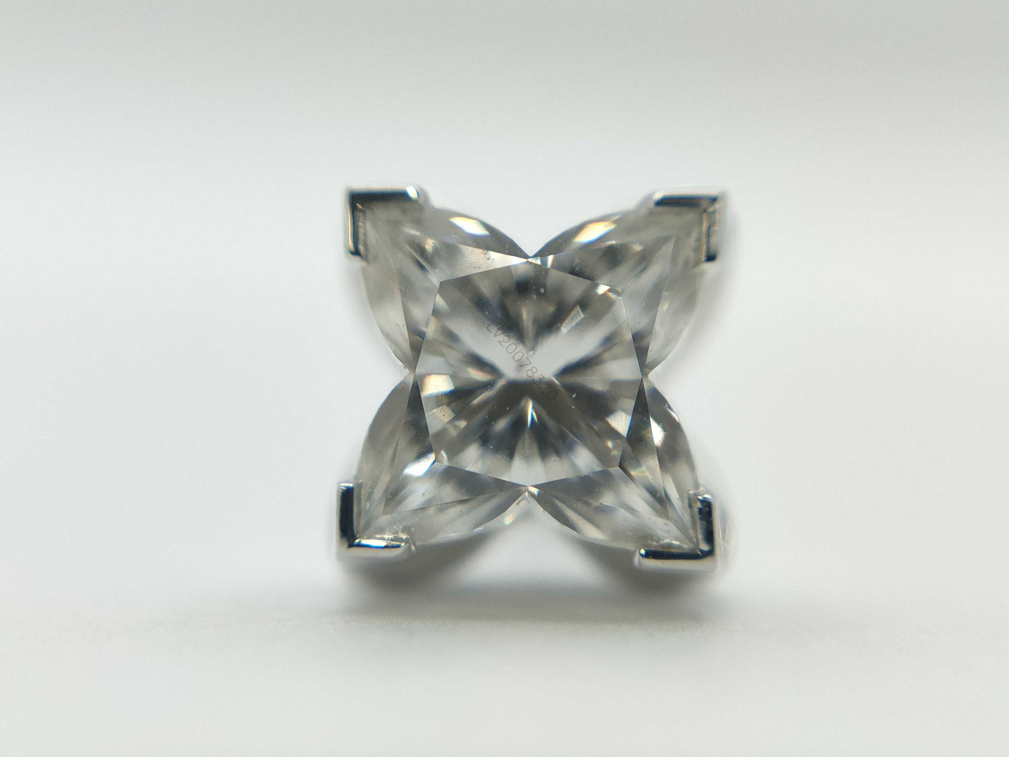 LOUIS VUITTON Star Diamond Earrings in White Gold and AU750, 1.1g