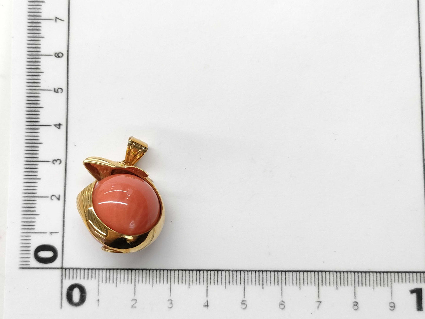 Coral pendant top, diameter approximately 18.6mm, 18K gold, 15.6g