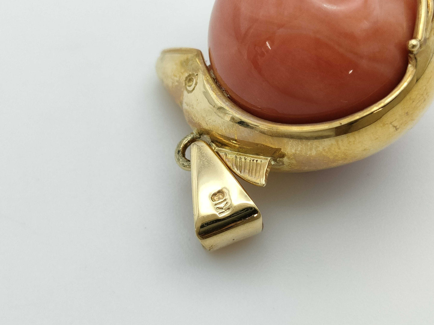Coral pendant top, diameter approximately 18.6mm, 18K gold, 15.6g