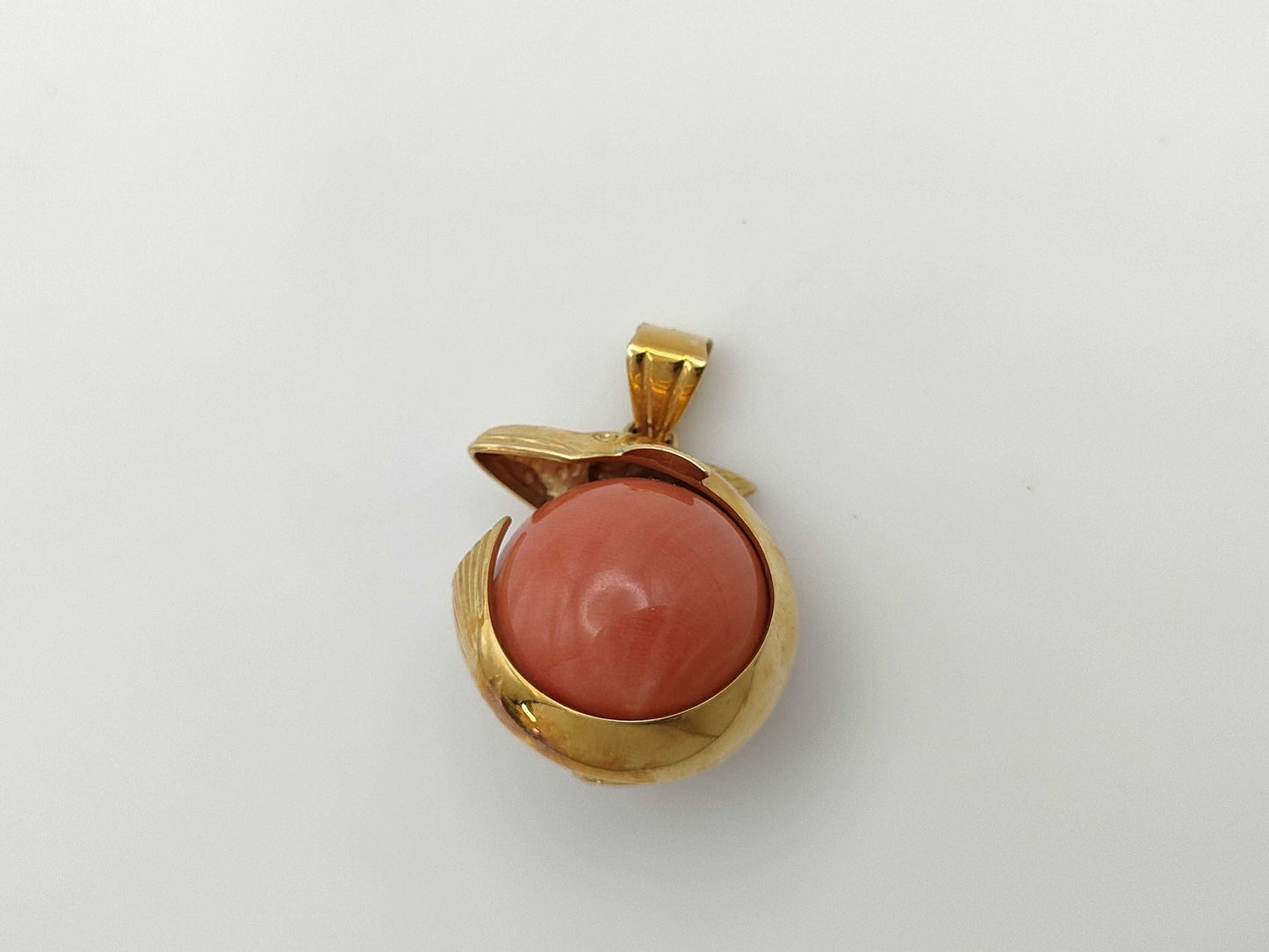 Coral pendant top, diameter approximately 18.6mm, 18K gold, 15.6g