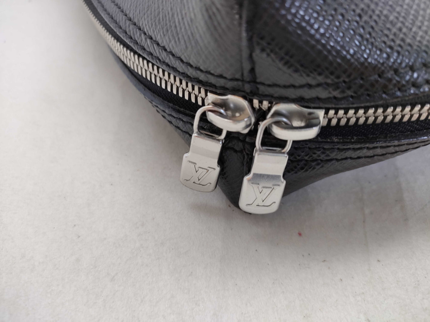 LOUIS VUITTON Taiga Beluga Shoulder Bag