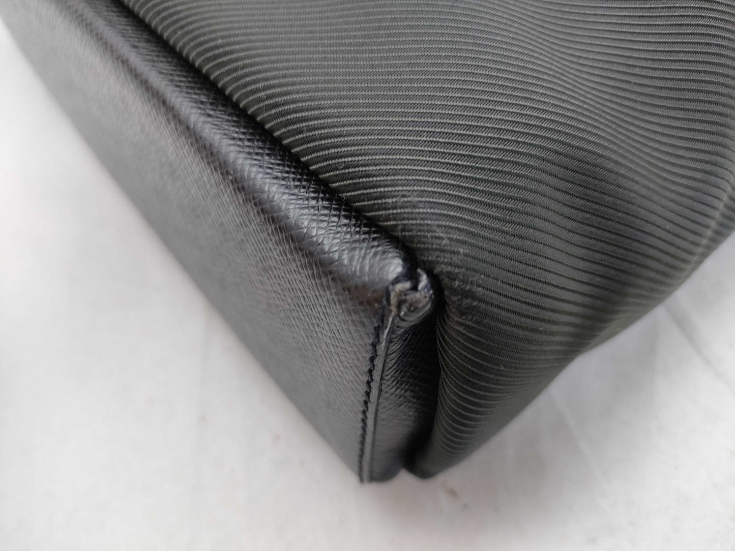 LOUIS VUITTON Taiga Beluga Shoulder Bag