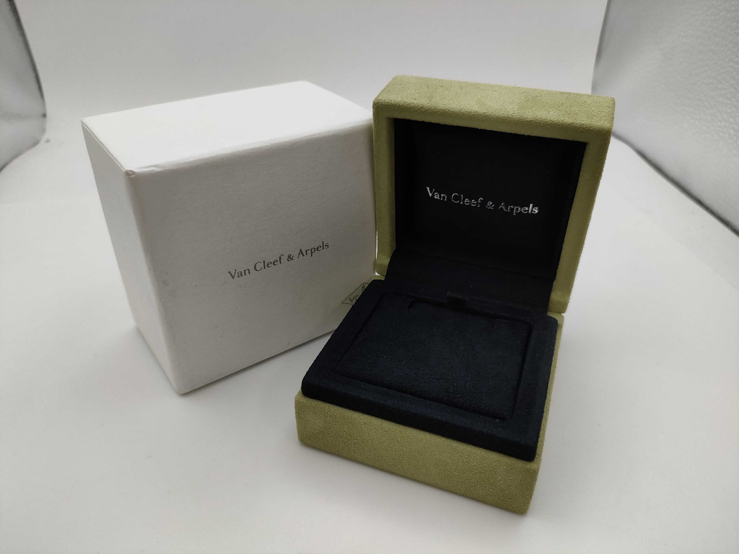 Van Cleef & Arpels Vintage Alhambra Guilloched Necklace in Yellow Gold and Au750, 6.7g