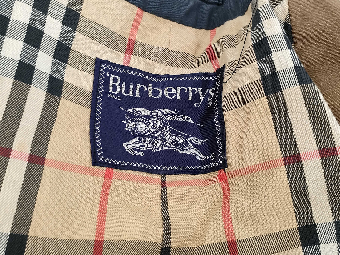 Burberry Trench Coat with Belt, Size M C-TK83 Coat