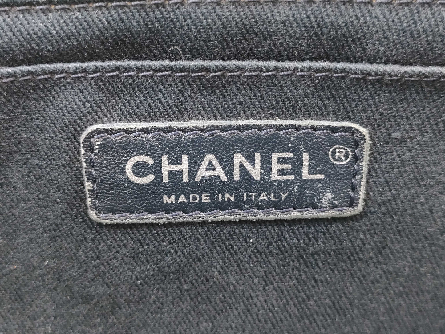 CHANEL Caviar Skin Shoulder Bag with Seal