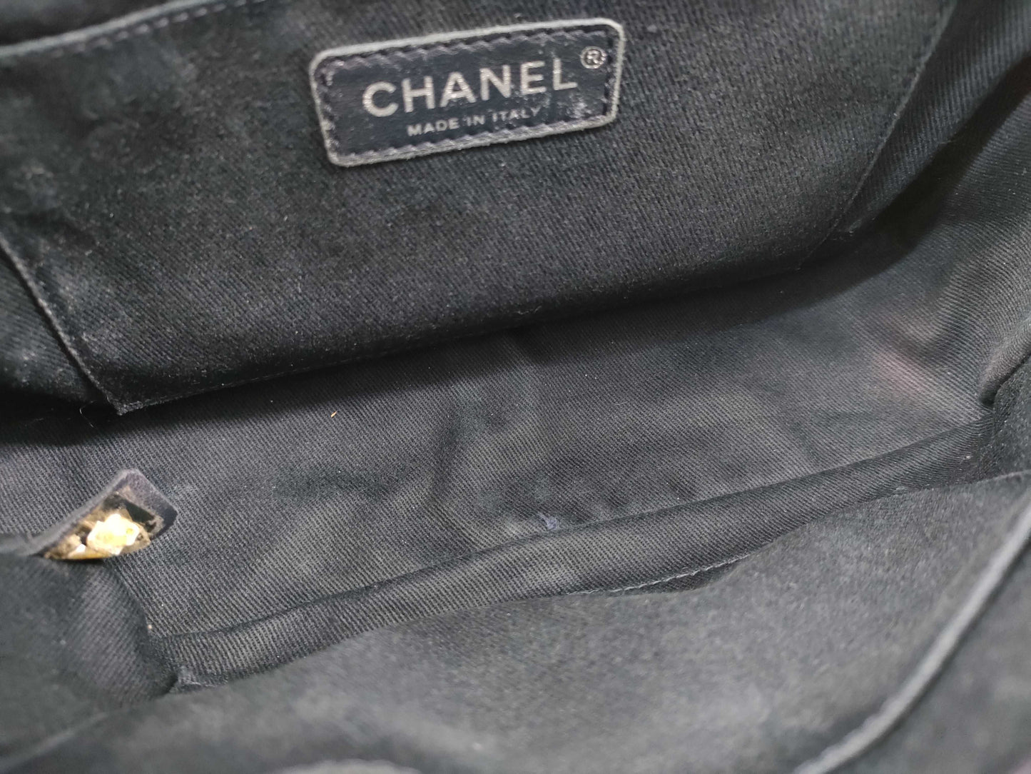 CHANEL Caviar Skin Shoulder Bag with Seal