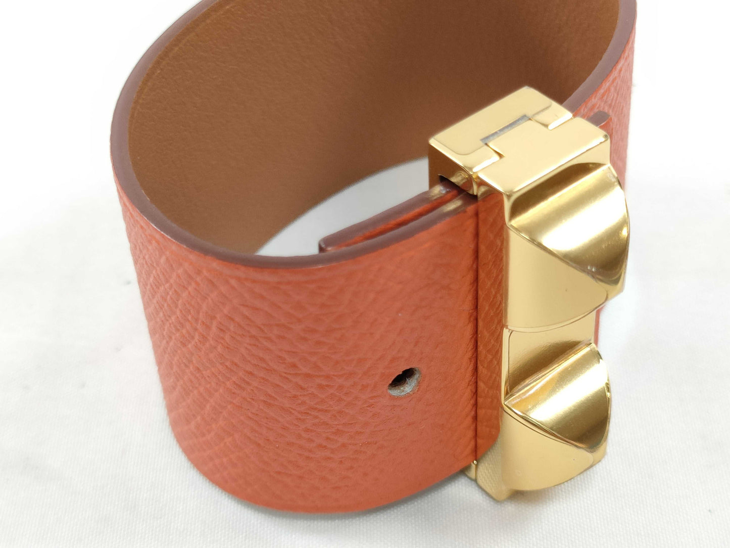 HERMES engraved X Hermes Medor X engraved PM bracelet with metal film.