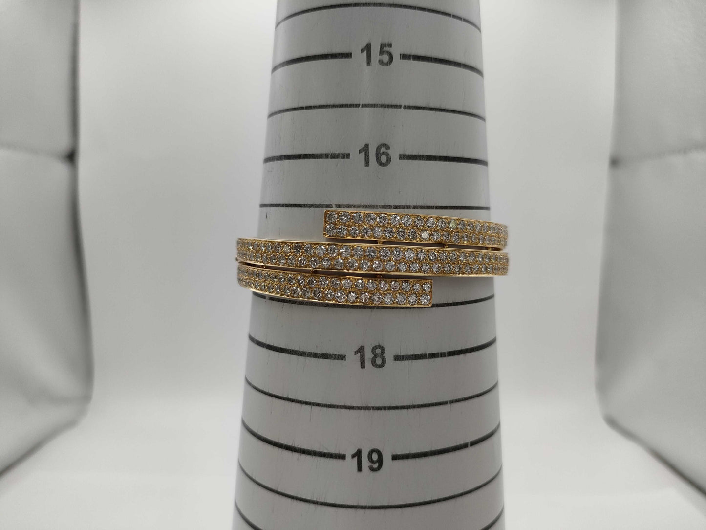 Van Cleef & Arpels Diamond Bracelet/Bangle in Yellow Gold 750, 40.4g