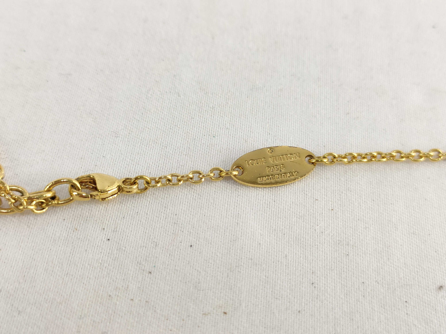LOUIS VUITTON Essential V Necklace