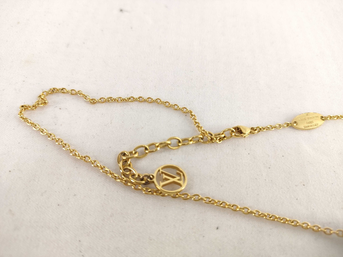 LOUIS VUITTON Essential V Necklace