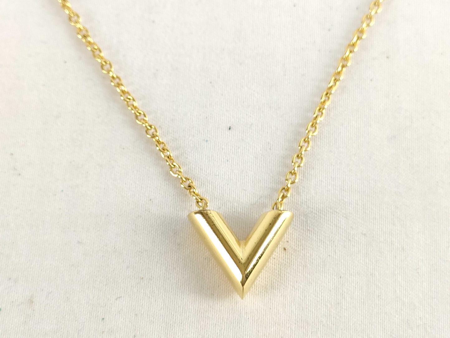 LOUIS VUITTON Essential V Necklace
