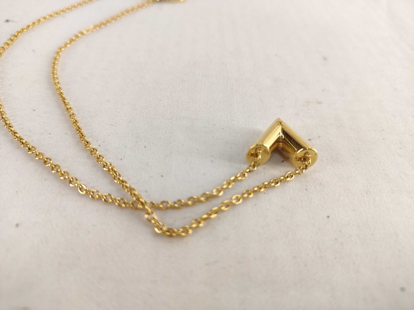 LOUIS VUITTON Essential V Necklace